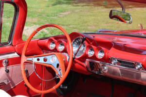 Image 18/31 of Chevrolet Impala Convertible (1960)