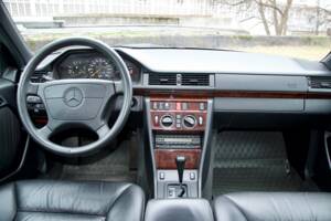 Bild 16/32 von Mercedes-Benz 280 TE (1993)