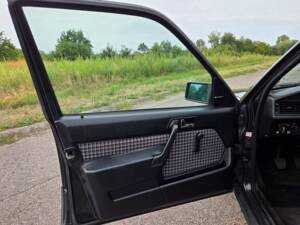 Bild 18/39 von Mercedes-Benz 190 E 1.8 (1992)