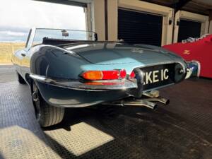 Image 13/15 de Jaguar Type E 4.2 (1965)