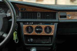 Image 30/50 of Mercedes-Benz 190 E 1.8 (1991)