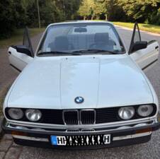 Immagine 2/75 di BMW 320i (1988)
