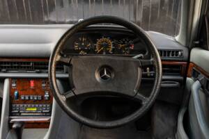 Obraz 50/50 pojazdu Mercedes-Benz 500 SEL (1984)