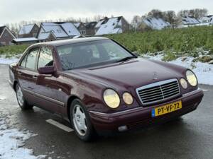 Bild 2/14 von Mercedes-Benz E 200 (1996)