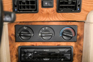 Image 25/50 of MG RV8 (1994)