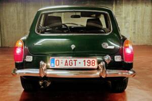 Image 7/8 of MG MGB GT (1976)