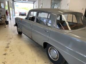 Image 4/33 de Mercedes-Benz 190 c (1964)