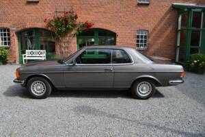 Image 2/15 of Mercedes-Benz 230 CE (1983)