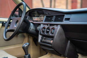 Imagen 30/42 de Mercedes-Benz 190 E (1984)