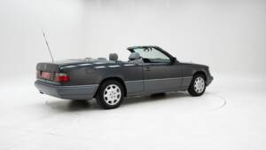 Image 2/15 of Mercedes-Benz E 220 (1994)
