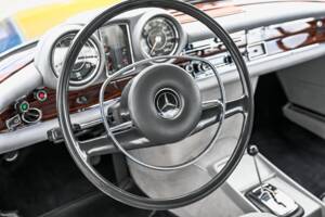 Imagen 9/13 de Mercedes-Benz 280 SE 3,5 (1971)