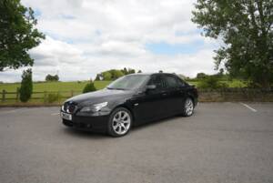Bild 33/48 von BMW 550i (2006)