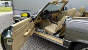 Image 13/24 de Mercedes-Benz 280 SL (1984)