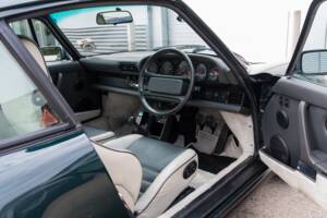 Image 25/52 of Porsche 911 Carrera 3.2 (1989)