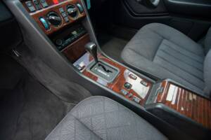 Bild 17/28 von Mercedes-Benz E 320 T (1993)