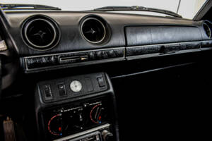 Bild 29/46 von Mercedes-Benz 240 D (1982)