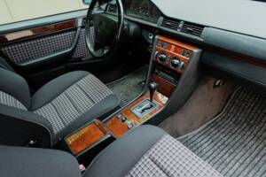 Imagen 22/75 de Mercedes-Benz E 280 T (1994)