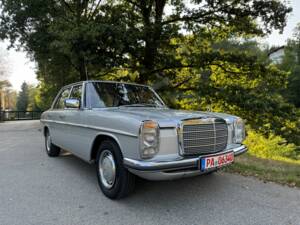 Imagen 10/28 de Mercedes-Benz 200 (1975)