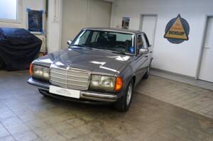 Image 9/36 de Mercedes-Benz 280 E (1982)