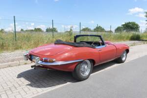 Image 6/80 of Jaguar E-Type 4.2 (1966)