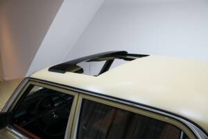 Image 14/14 of Mercedes-Benz 200 (1974)