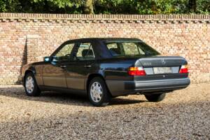 Image 2/50 of Mercedes-Benz 200 E (1992)