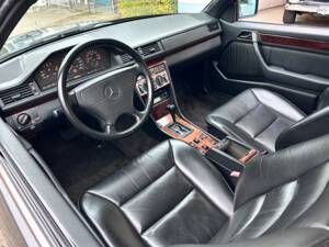 Image 24/28 of Mercedes-Benz 300 CE-24 (1993)
