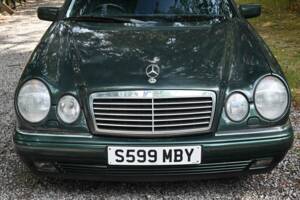 Image 21/50 of Mercedes-Benz E 320 (1998)