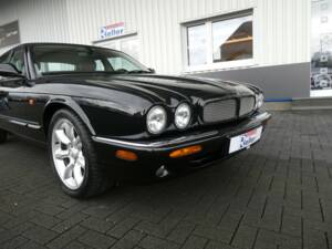 Image 17/21 of Jaguar XJR 4.0 (2001)