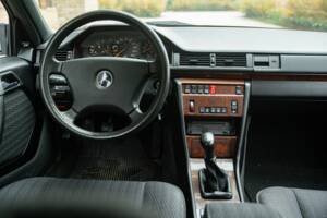 Imagen 41/50 de Mercedes-Benz 200 TE (1992)