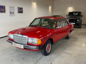 Image 2/100 of Mercedes-Benz 300 D (1983)