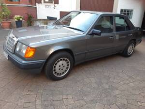 Image 3/10 of Mercedes-Benz 200 E (1988)