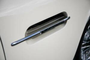 Image 21/38 of Aston Martin DB 6 Mk II Volante (1970)