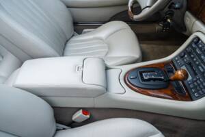 Image 53/91 de Jaguar XK8 4.0 (2000)