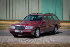 Bild 7/28 von Mercedes-Benz E 320 T (1993)