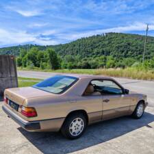 Image 10/42 of Mercedes-Benz 300 CE (1988)