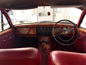 Image 12/22 of Jaguar 240 (1968)