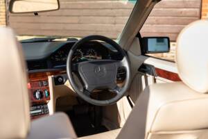 Bild 30/33 von Mercedes-Benz E 220 (1994)