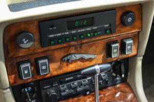 Image 12/44 of Jaguar XJ 12 (1990)