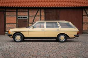 Image 9/53 de Mercedes-Benz 200 T (1982)