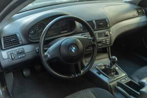 Image 18/41 of BMW 318i (2004)