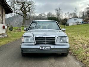 Image 2/16 of Mercedes-Benz E 300 Turbodiesel T (1996)