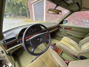 Image 17/34 of Mercedes-Benz 380 SE (1980)