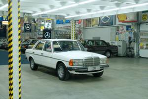 Bild 15/50 von Mercedes-Benz 230 (1977)