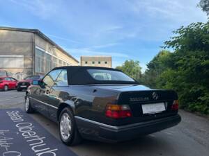 Image 27/47 of Mercedes-Benz 300 CE-24 (1992)