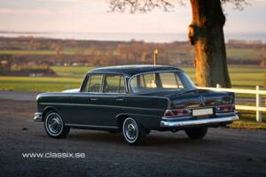 Image 2/24 of Mercedes-Benz 220 S b (1965)