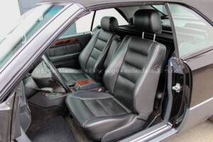 Image 16/33 of Mercedes-Benz E 200 (1994)