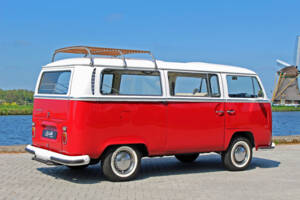 Image 4/22 of Volkswagen T2b Kombi (1970)