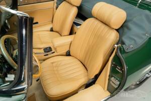 Image 13/19 of Jaguar E-Type (1970)
