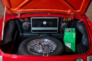 Image 18/27 of MG MGB GT (1972)